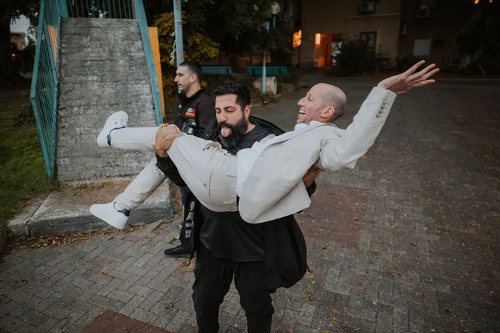 עידן מרים את החתן על הידיים